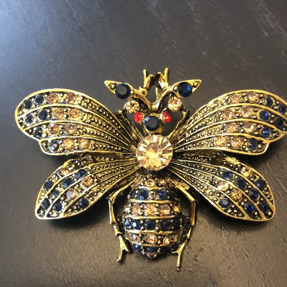 Dazzling Bumble Bee Brooch - Picture 8 of 9